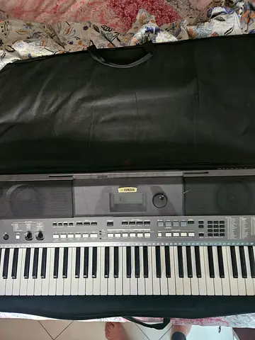 Yamaha PSR I400 series 61-key keyboard with soft case - good working condition