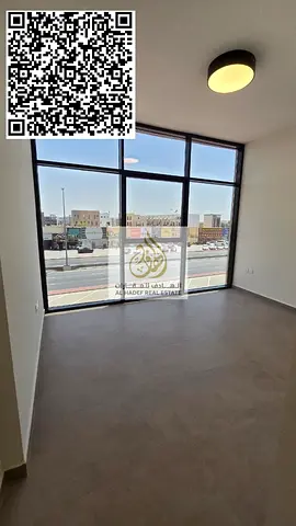 الحليو – عجمان   بناية جديدة – أول ساكن   على شارع محمد بن زايد مباشرة يربط بين دبي والشارقة وأم القيوين وعجمان • غرفتين وصالة