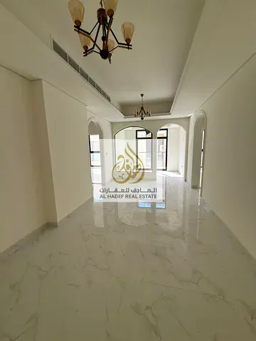 شقه اول ساكن ثلاث غرف وصاله مع مسبح وباركن تشطيبات سوبر ديلوكس