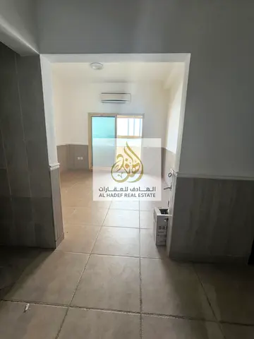 تم افتتاح بناية جديدة 🆕✨ أول ساكن، شقة مميزة غرفة وصالة مع 2 حمام 🚿🚿، تتمتع بمساحات كبيرة وتصميم عملي يوفر أقصى درجات الراحة والخصوصية. الشقة بتشطي