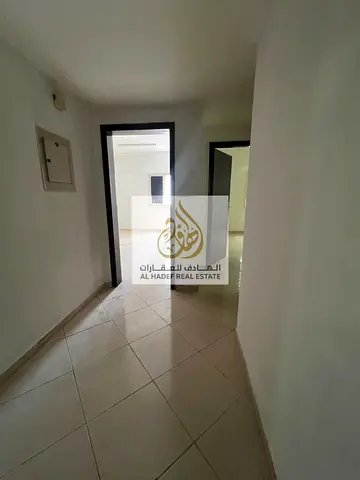 شقة غرفة وصالة للإيجار في الشارقة النباعة بموقع حيوي قريب من جميع الخدمات وتصميم عملي مريح مع تسهيلات في الدفع
