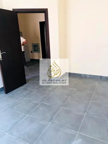 شقة غرفة وصالة للإيجار في الشارقة النباعة مع شهر مجاني ونظام دفع مرن وقريب من جميع الخدمات