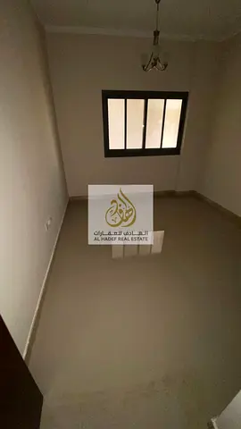 3 غرف وصاله مع 5 حمام مع خزائن بالحائط مع بلكونه  تأني ساكن مع باركن وغرفه خادمه وشهر مجاني  شارع الاتحاد بجوار فندق العين مساحات كبيرة ومميزة الاسعار
