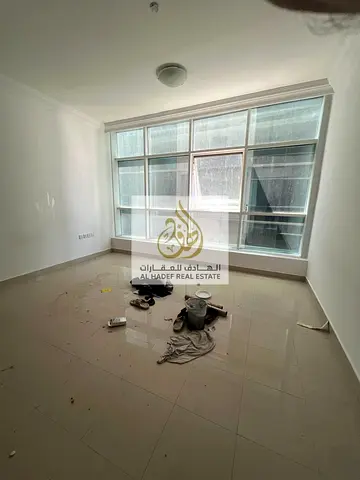 للإيجار السنوي في إمارة الشارقة منطقة التعاون شقة سكنية مميزة مكونة من غرفتين وصالة داخل موقع استراتيجي حيوي على مخرج دبي مباشرة مما يوفر سهولة تنقل س