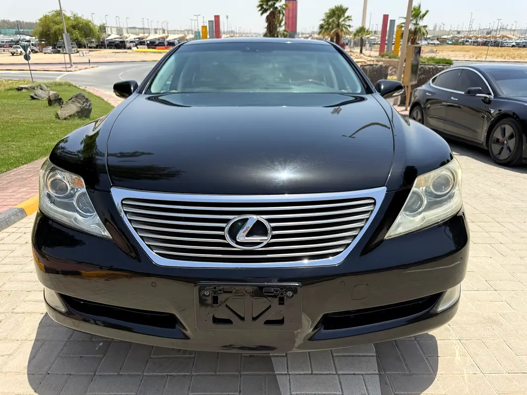 Lexus LS-Series 2010 — photo 1 of 19