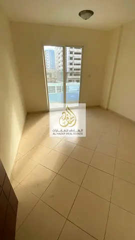 غرفتين وصاله مع اتنين حمام صاله منعزله تماما وغرف نوم منعزله وبلكونه اطلاله مفتوحه على شارع الرئيسي