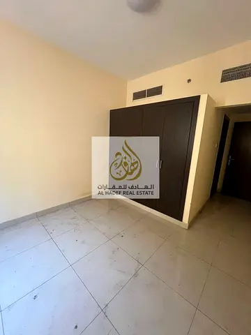 غرفتين وصالة بالقرب من مدرسة الحكمة – موقع مميز + مواقف أسفل البناية – النعيمية 1، عجمان