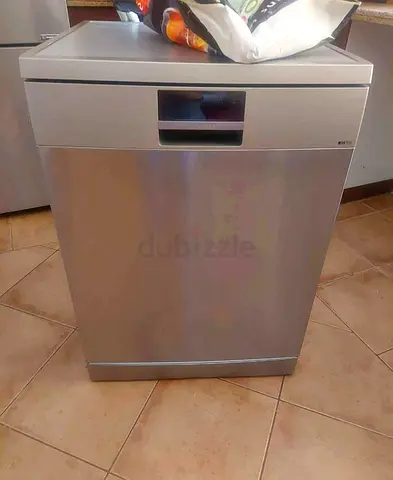 Siemens iQ700 freestanding dishwasher in stainless steel.