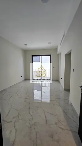للإيجار السنوي 🏠 شقة غرفة وصالة مميزة مع 2 حمام 🚿🚿 وبلكونة واسعة 🌇، تقع في منطقة الجرف 3 على شارع رئيسي يتميز بالحيوية وسهولة الوصول إلى جميع الخد