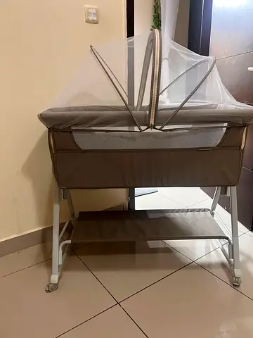 Lightweight Foldable Baby Bassinet with Mosquito Net and Storage Shelf