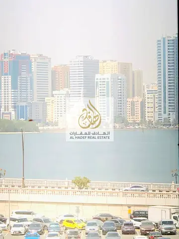 شقة 3 غرف وصالة ماستر + غرفة خادمة في المجاز 2 | إطلالة بحرية + بلكونة واسعة + جيم ومسبح + باركنج