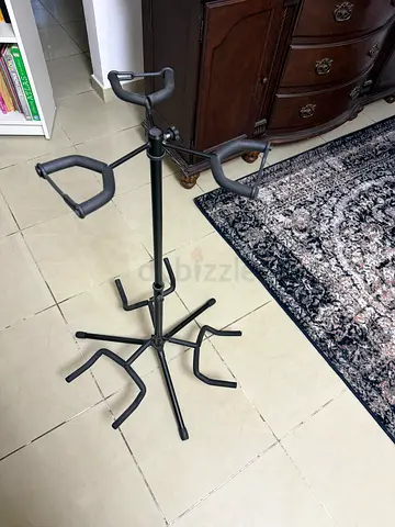 Multi-guitar floor stand for 3-guitars - sturdy metal holder