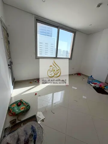 للإيجار في الشارقة – الخان | شقة غرفة وصالة داخل برج عائلي مزود بكاميرات مراقبة | الصيانة على المالك | باركنج ترابي متاح | الدفع على 4 دفعات | موقع مم