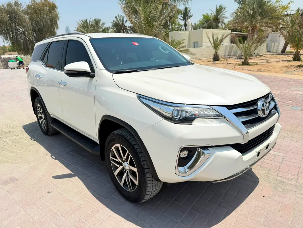 Toyota Fortuner 2018 — photo 1 of 15