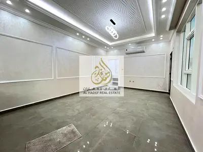 إعلان للإيجار السنوي – فيلا أول ساكن في الزاهية ✨  فرصة مميزة للإيجار في فيلا جديدة بالكامل (أول ساكن) بموقع راقٍ وهادئ في منطقة الزاهية، مناسبة للعائ