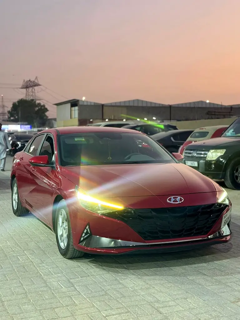 Hyundai Elantra 2023 — photo 1 of 11