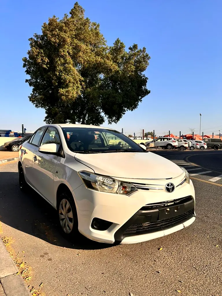 Toyota Yaris 2017 — photo 1 of 10
