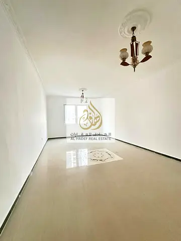 الايجار سنوي في عجمان منطقة النعيميه 3 قريب من بنك دبي الاسلامى غرفتين وصاله مع بلكونه اطلاله تكيف مركزي 2 حمام غرفه ماستر امن وحراسه و خدمة نظيفه و ك