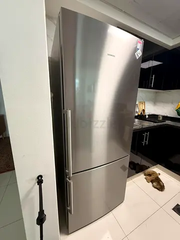 Siemens free-standing fridge-freezer with freezer at bottom KG57NVL20M