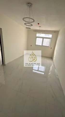 ✨ فرصة مميزة للإيجار السنوي في موقع حيوي! ✨🏡  متوفر الآن شقة رائعة مكونة من غرفتين وصالة في منطقة الجرف 3، بحالة ممتازة كونها ثاني ساكن 👍، مما يعني