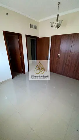 غرفتين نوم بمساحات كبيرة جدًا صالة واسعة ومريحة مناسبة للعائلة 4 حمامات (راحة وخصوصية لجميع أفراد الأسرة) غرفة خادمة خزائن بالحائط توفر مساحات تخزين م