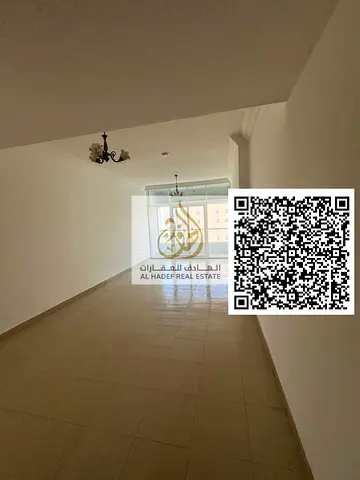 شقة غرفتين وصالة بالتعاون بالشارقة بـ3 حمامات وبلكونة وجيم ومسبح مجاني وصيانة مجانية وسهولة الوصول لدبي والدفع مرن 3 حمام مع بلكونه مع خزائن بالحائــط