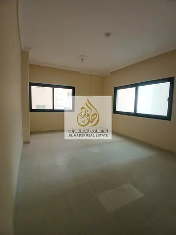 للإيجار السنوي في إمارة الشارقة منطقة القاسمية محطة شقة سكنية مكونة من ثلاث غرف وصالة بموقع مميز جداً في قلب منطقة حيوية قريبة من جميع الخدمات الأساسي