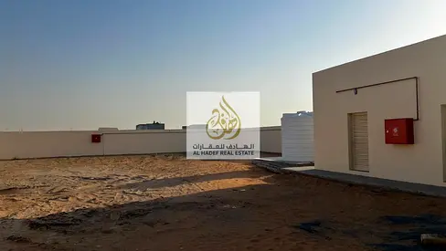 أرض صناعية للإيجار في الصجعة الصناعية – الشارقة | مساحة 14,000 قدم مربع | قريبة من طريق الإمارات العابر | كهرباء 30 كيلو فولت أمبير | مكتب إداري وغرفة