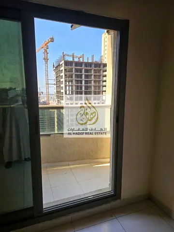 📢 للإيجار في عجمان – شقة غرفتين وصالة بمساحة كبيرة مع باركن 📢  فرصة مميزة للإيجار في مدينة الإمارات – عجمان، إحدى المناطق السكنية الهادئة والمناسبة