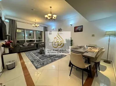 شقة فندقية مفروشة بالكامل + بدون تأمين | غرفتين وصالة مع ستور | برج جديد بالممزر الشارقة | جيم ومسبح | 4-6 دفعات