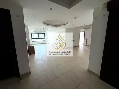 شقة غرفتين وصالة للإيجار في الشارقة القصباء مع تكييف مجاني وجيم ومسبح وباركن مجاني وموقع مميز