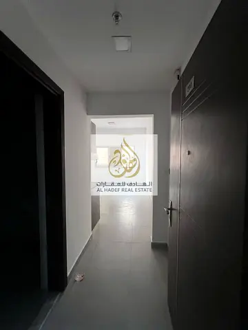 متاح للإيجار استوديو في منطقة الروضة 1، خلف شرطة الحميدية، بموقع مميز قريب من جميع الخدمات الأساسية والمواصلات، مما يجعله مناسبًا للأفراد الباحثين عن
