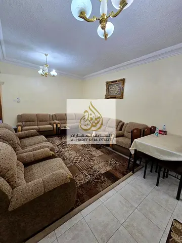 شقة غرفتين وصالة للبيع في الشارقة المجاز 2 موقع مميز قريب من الكورنيش مع بلكونة ومساحة كبيرة وقريبه من جميع الخدمات
