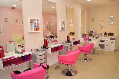 🚨 Urgent Sale – Fully Operational Beauty Salon 🚨