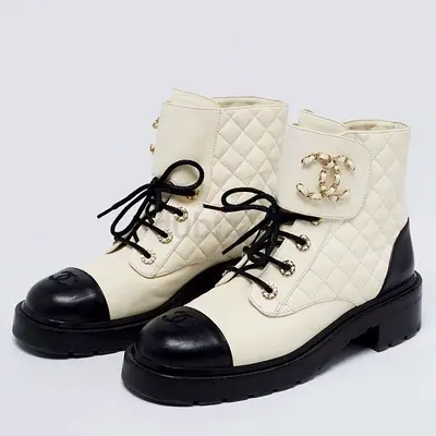 Chanel White/Black Quilted Leather CC Cap Toe Chain Link Logo Combat Boots Size 41