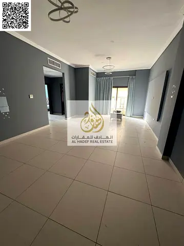شقة غرفتين وصالة بمساحة كبيرة وتشطيب راقٍ في موقع استراتيجي بالروضة 2 على شارع الشيخ عمار – قريبة من المولات وجميع الخدمات