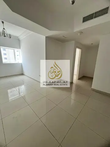 شقة غرفة وصالة للإيجار السنوي في الشارقة الخان مع صيانة مجانية وموقع مميز قريب من الكورنيش والخدمات