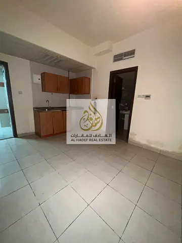 للإيجار استوديو في البوطينة الشارقة موقع استراتيجي مميز قريب من جميع الخدمات والمواصلات والأسواق، مناسب للأفراد والموظفين، داخل مبنى سكني هادئ ونظيف،