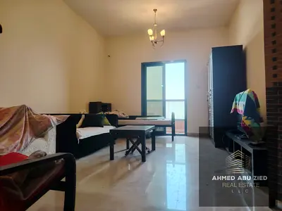 افخم استوديو بفرش نظيف في النعيمية تاور سي بمساحة واسعة مع بلكونة وتكييف مركزي | ومطبخ شبه منفصل | الإيجار السنوي 24,000 درهم، 4 دفعات | والتأمين شيك.