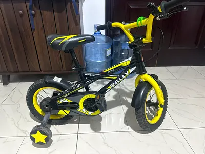 Small kids yellow  black training bike with stabilizers