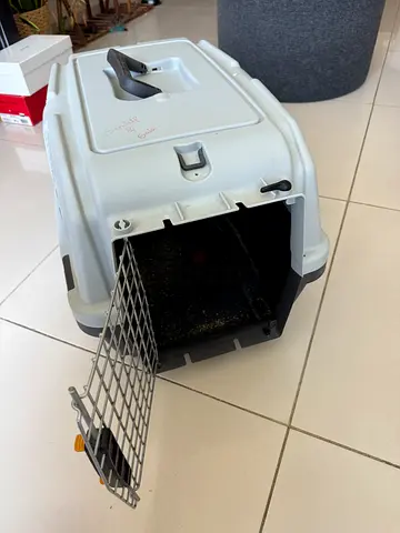 SKUDO 3 IATA Used Plastic Pet Carrier with Metal Door - Medium/Large
