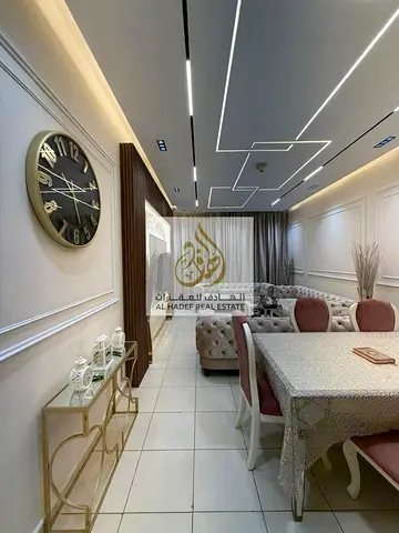للإيجار السنوي في أبراج عجمان ون، شقة مميزة مكونة من غرفتين وصالة مع فرش كامل بتصميم أنيق ومريح، مناسبة للعائلات الباحثة عن سكن جاهز وفاخر. الشقة تشمل