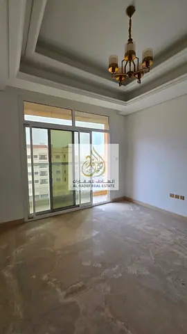 شقة مميزة للإيجار السنوي في المويهات 3، بموقع ممتاز خلف مستشفى السعودي الألماني عجمان وقريبة من مجمع المدارس، مما يجعلها خياراً مثالياً للعائلات.  تتك