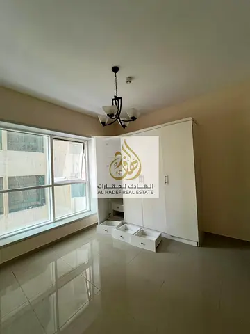 غرفتين وصاله مع اثنين حمام في المجاز 2 بسعر ممتاز في ارقي الابراج السكنية