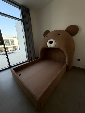 Bear-shaped toddler bed (good condition)