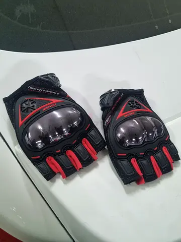 Used Motorcycle / Biking Protective Gloves with Carbon Knuckle Guards - Medium