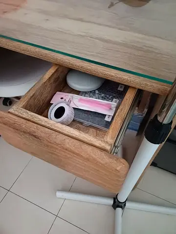 Nail table for slaon