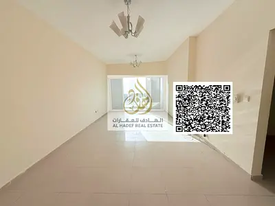 شقة ثلاث غرف وصالة بالتعاون بإطلالة بحرية مع غرفة خادمة و4 حمامات وتكييف على المالك وصف أول على الكورنيش والدفع مرن مساحه كبيره جدا موقع مميز بالخدمات