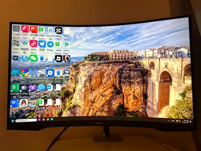 Samsung 32-inch Curved Monitor - Good Condition