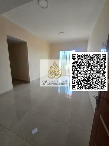 شقة للإيجار في الروضة 1، غرفتين وصالة + 3 حمامات وبلكونة، تكييف مركزي وغاز مركزي، موقع مميز قريب من شرطة الحميدية. الإيجار 45,000 درهم على 4 أو 6 دفعا